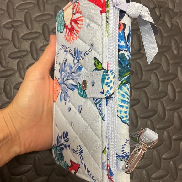 ✨ Vera Bradley RFID Passport Wallet – Coastal Anchors & Seashells Print – Wristl - Picture 4 of 4